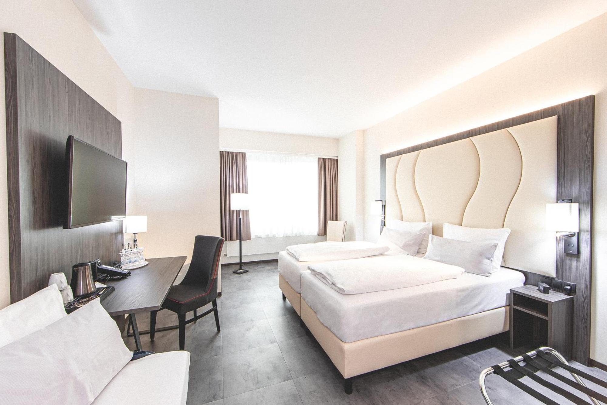 Deluxe Vierbettzimmer mit 1 Doppelbett und 2 Einzelbetten