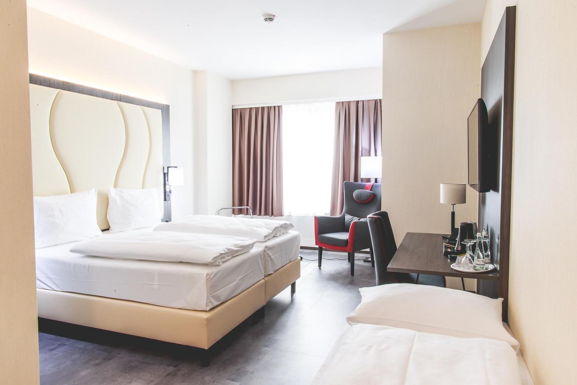 Deluxe Quadruple Room One Double Two Single Beds